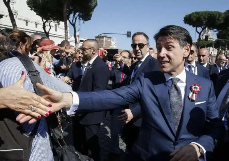 giuseppe conte saluta la folla 