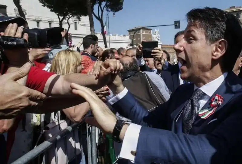 giuseppe conte saluta la folla