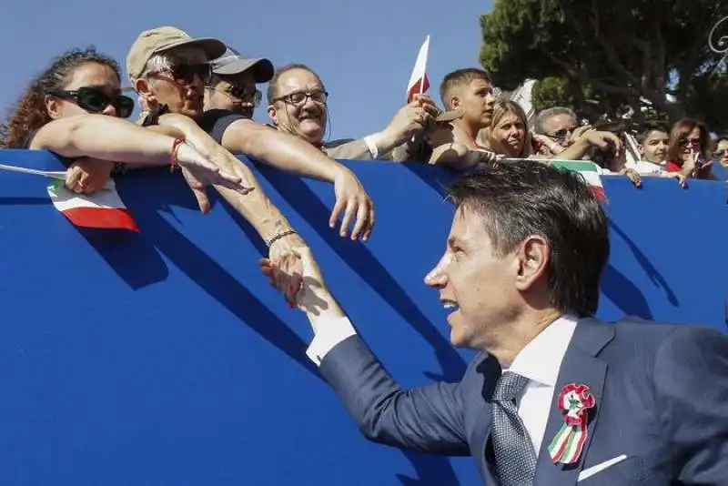 giuseppe conte saluta la folla 5