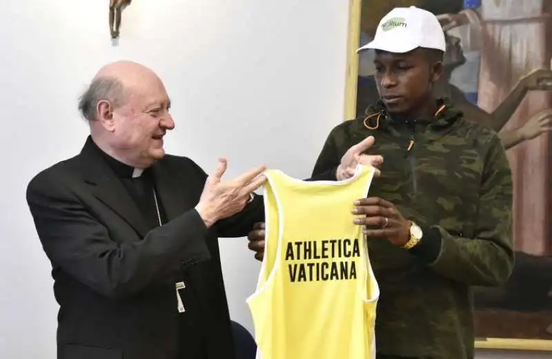 il cardinal ravasi con i migranti