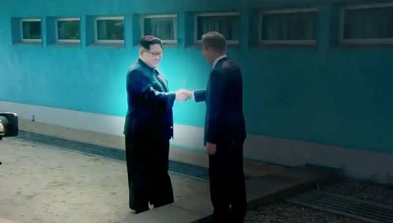 il trailer hollywoodiano presentato da trump a kim jong un  3