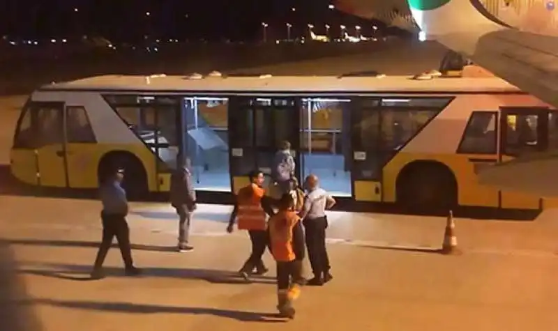 L UOMO ACCOMPAGNATO SU UN BUS