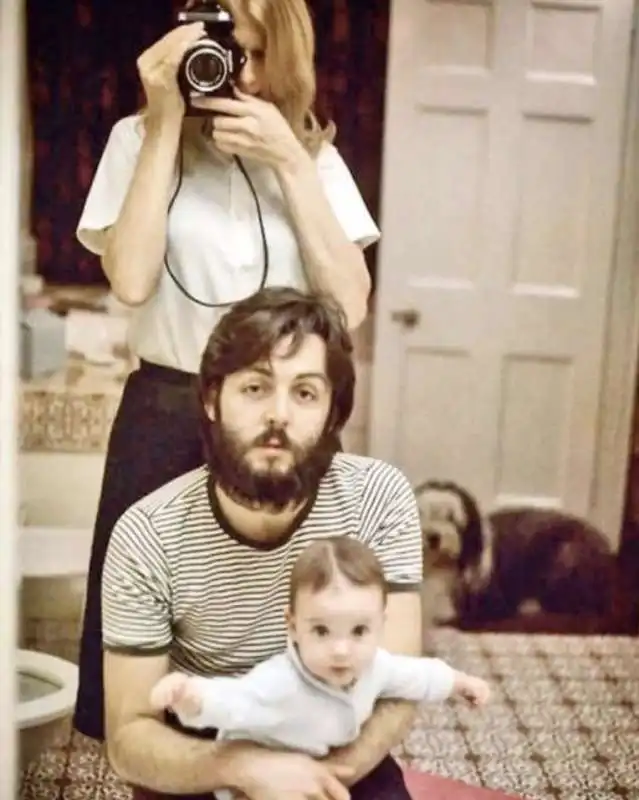 linda mccartney fotografa allo specchio il marito paul e la figlia mary