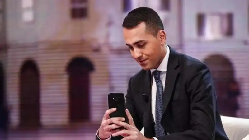 luigi di maio  smartphone