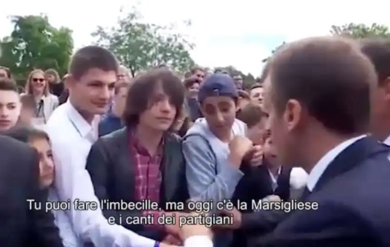 MACRON FA IL CAZZIATONE A UN RAGAZZINO