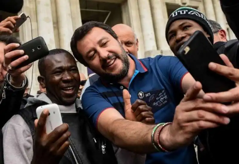 matteo salvini con i migranti