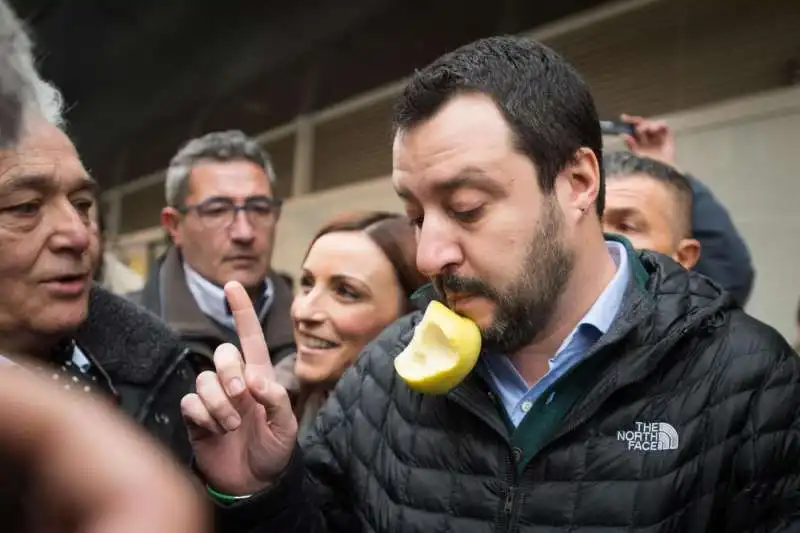 MATTEO SALVINI CON LA MELA IN BOCCA