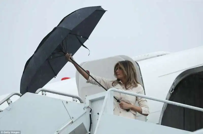 melania trump arriva in texas e si protegge da sola dalla pioggia