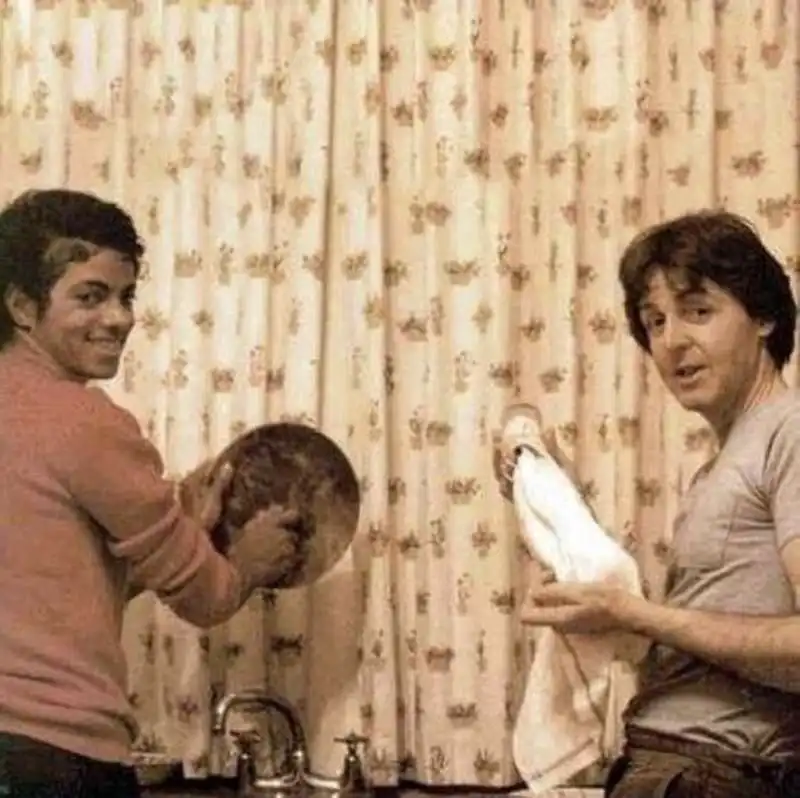 michael jackson e paul mccartney lavano i piatti insieme