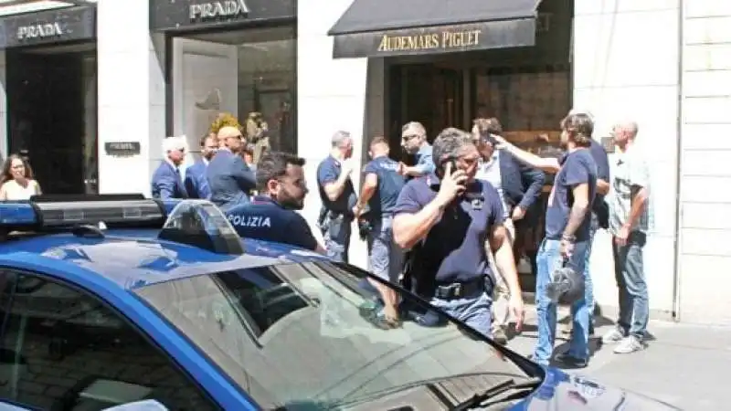 MILANO - RAPINA IN UNA GIOIELLERIA A VIA  MONTENAPOLEONE