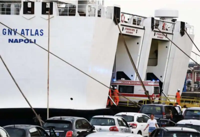 napoli auto precipita dal porto e uccide due turisti 1