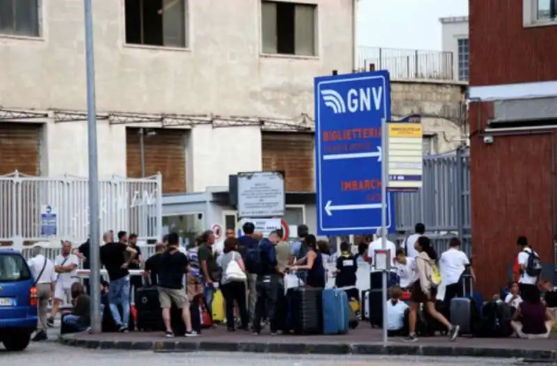 napoli auto precipita dal porto e uccide due turisti 12