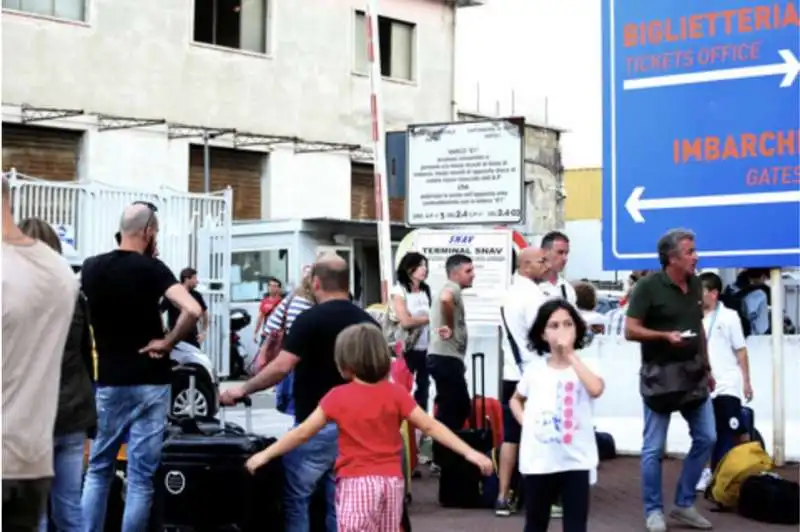 napoli auto precipita dal porto e uccide due turisti 2