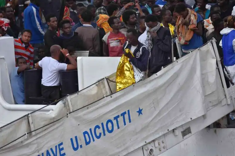 nave diciotti migranti 3