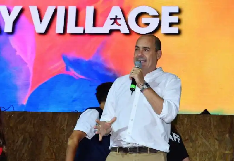 nicola zingaretti presidente regione lazio saluta il popolo del gay village