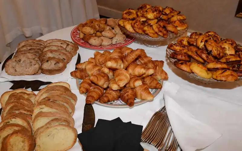 pane e stuzzichini per gli ospiti