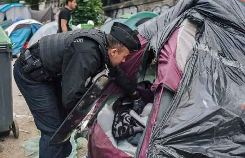 parigi, sgomebero campi migranti 11