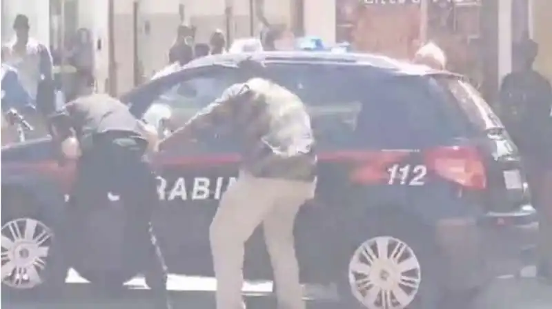 pisa ambulante aggredisce carabiniere