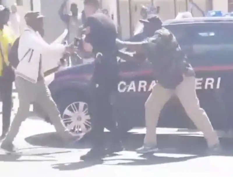 pisa ambulante aggredisce carabiniere 2