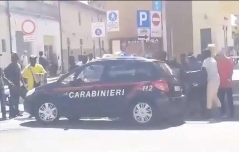 pisa ambulante aggredisce carabiniere 3