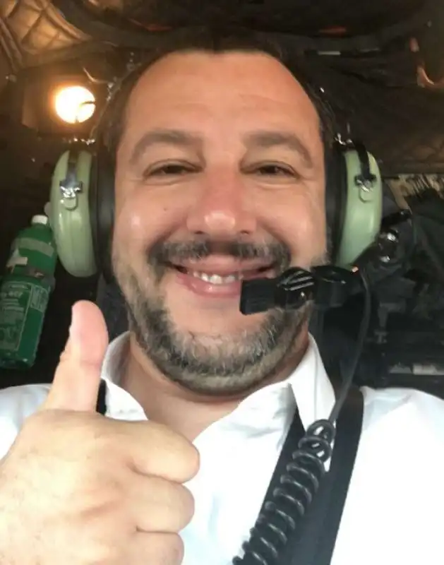 salvini sull aereo  militare verso la libia