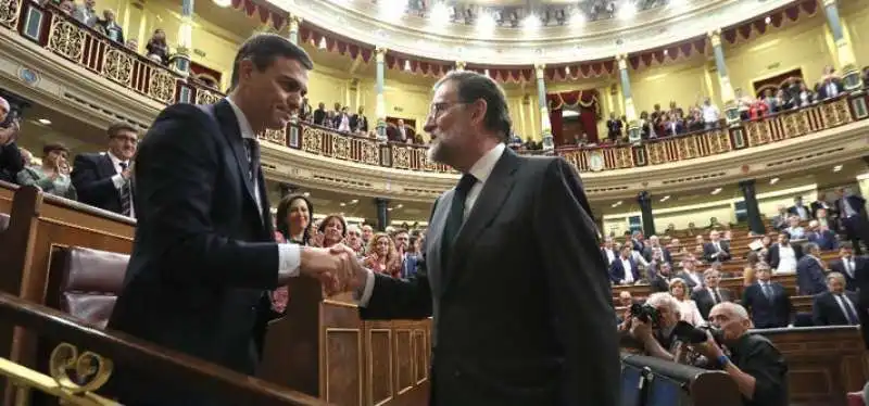 stretta di mano rajoy sanchez