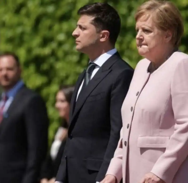 angela merkel ha un malore durante la visita del capo di stato ucraino zelensky a berlino 6