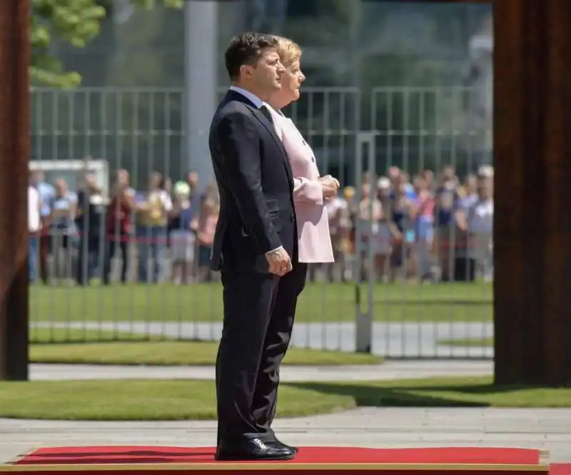 angela merkel ha un malore durante la visita del capo di stato ucraino zelensky a berlino 5