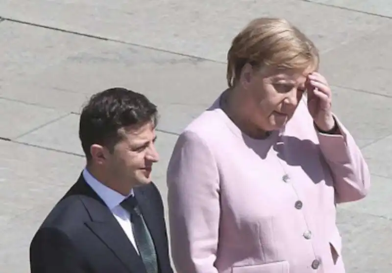 angela merkel ha un malore durante la visita del capo di stato ucraino zelensky a berlino 3