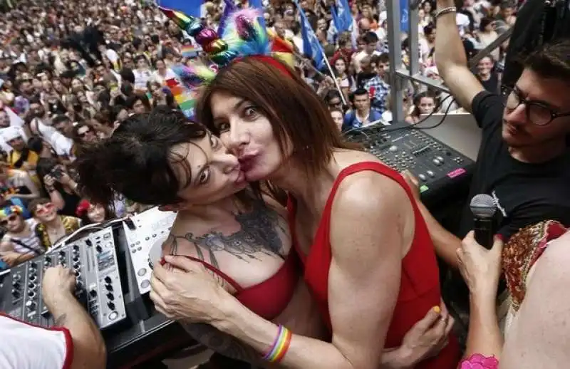 bacio tra asia argento e vladimir luxuria 9