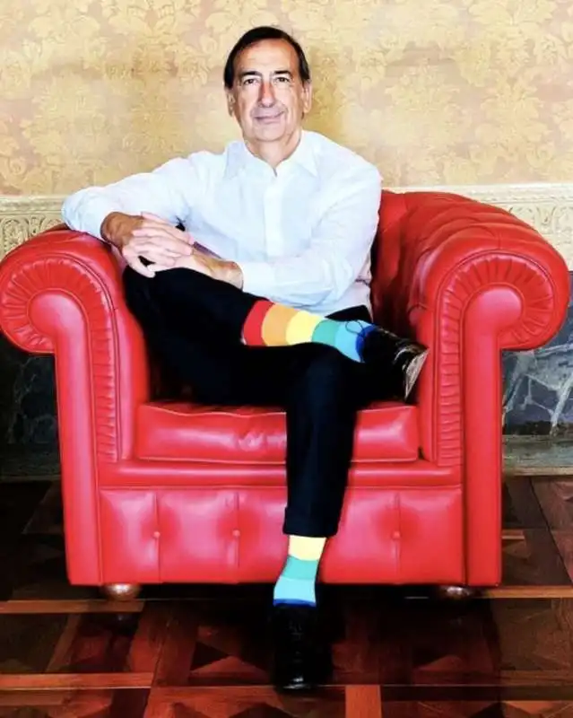 BEPPE SALA CON CALZINO ARCOBALENO