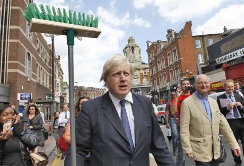 boris johnson con ramazza