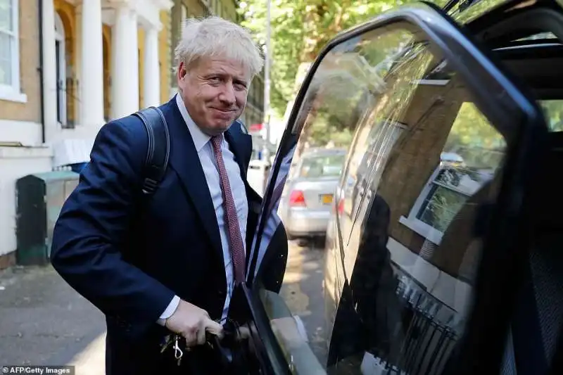 boris johnson sale nella sua toyota previa