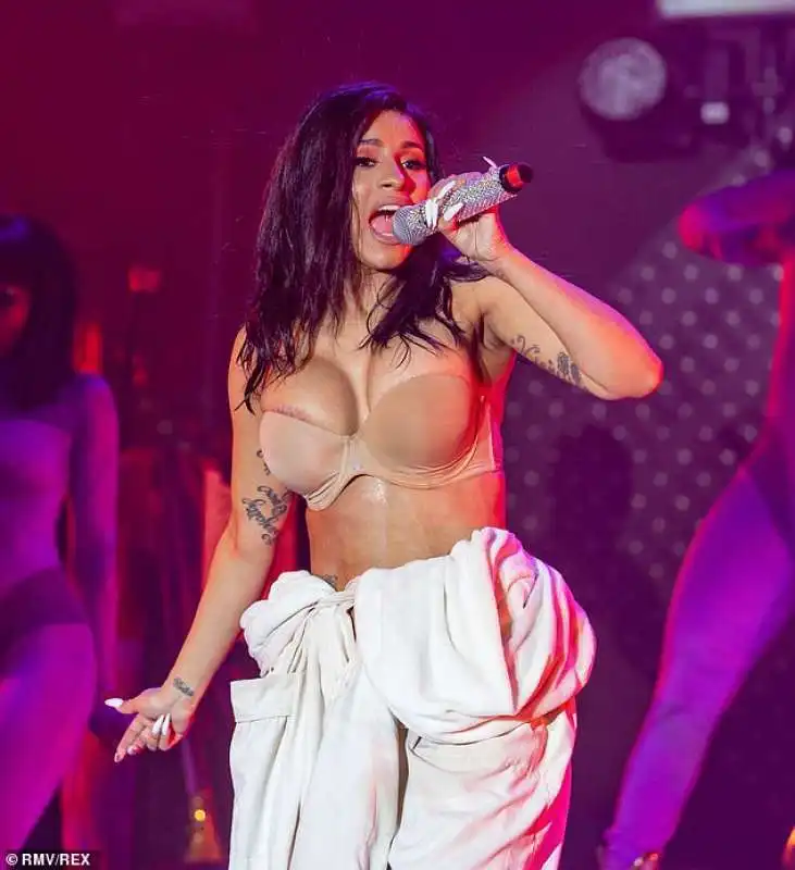 cardi b nuda sul palco 9