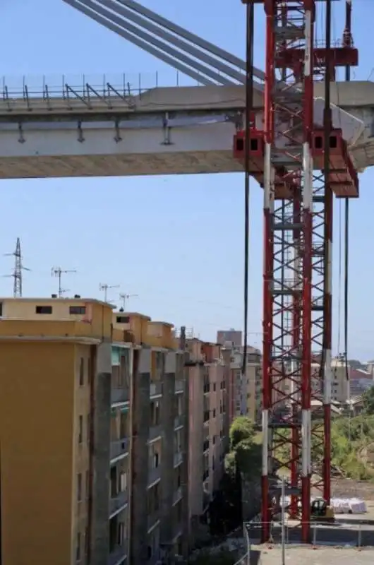 demolizione palazzo via porro 10, sotto ponte morandi 2