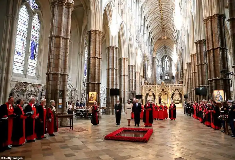 donald e melania trump con il principe andrea, duca di york, alla tomba del milite ignoto nell'abbazia di westminster