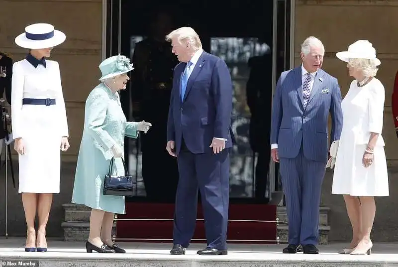 donald e melania trump con la regina elisabetta, carlo e camilla