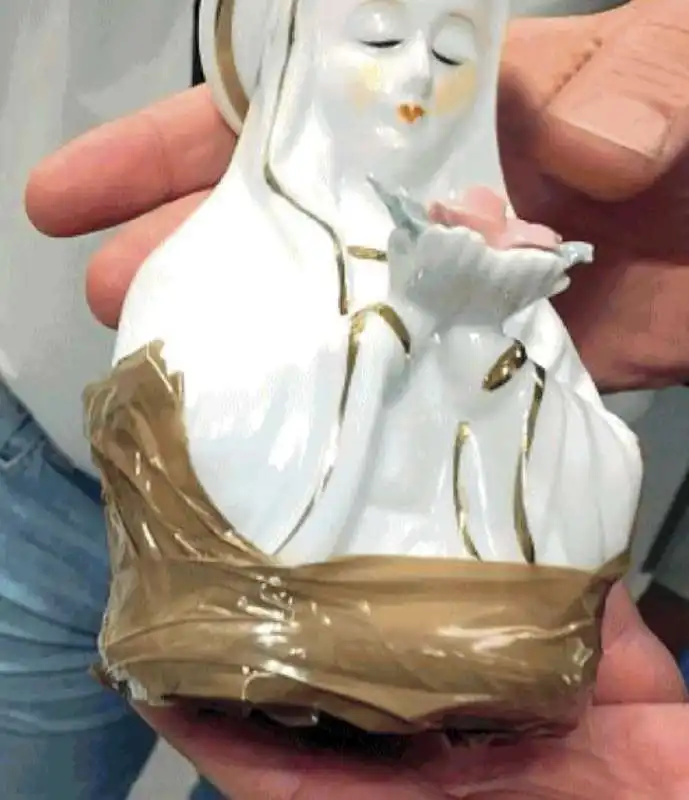 DROGA DAL PERU A MILANO - LA COCAINA NASCOSTA NELLA STATUA DELLA MADONNA