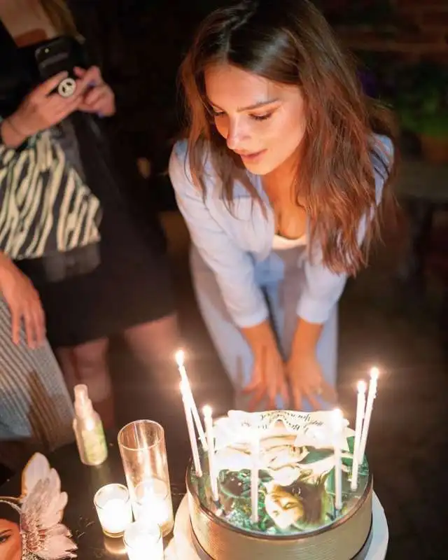 emily ratajkowski festeggia il suo compleanno