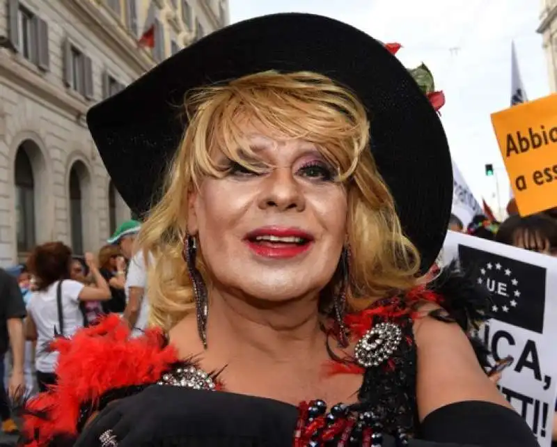 gay pride 2019   la lola