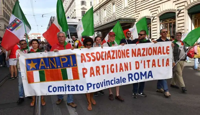 gay pride 2019   sfilano i partigiani