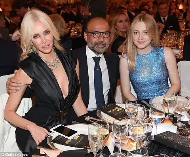 hormoz vasfi con amanda cronin e dakota fanning