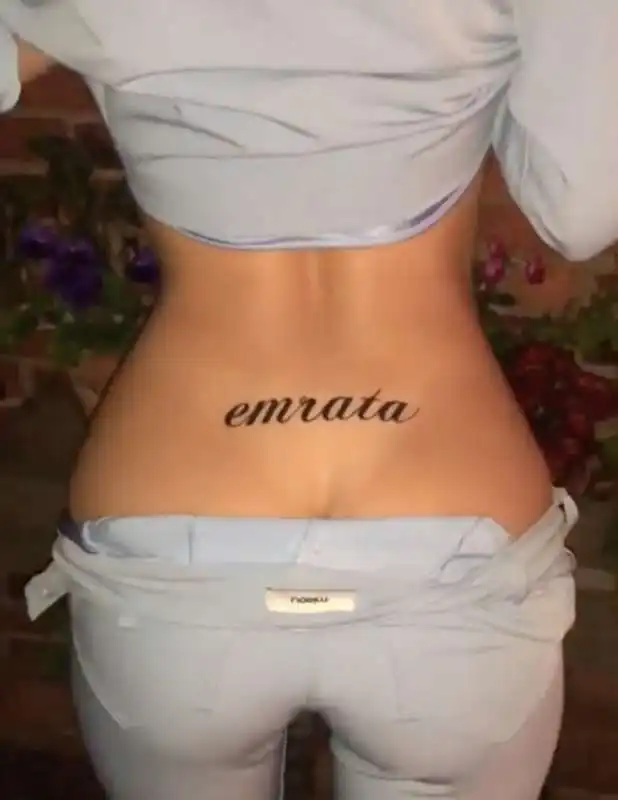 il tatuaggio nel culo di emily ratajkowski 2