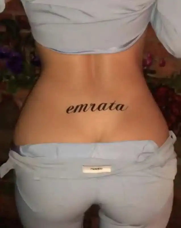 il tatuaggio nel culo di emily ratajkowski 3