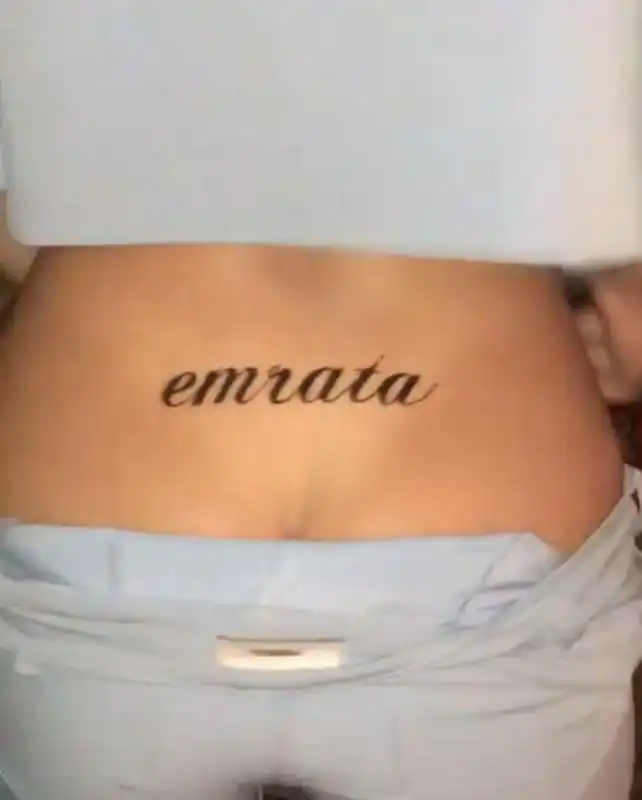 il tatuaggio nel culo di emily ratajkowski 4