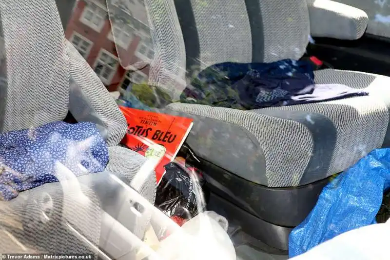 l'interno della toyota previa di boris johnson 1