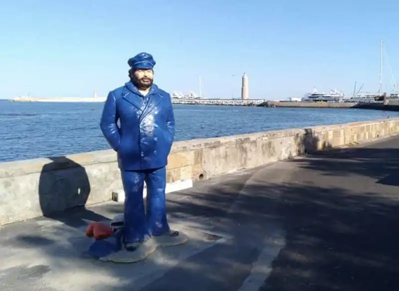 la statua di bud spencer a livorno 1