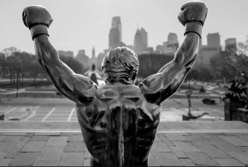 la statua di rocky a filadelfia