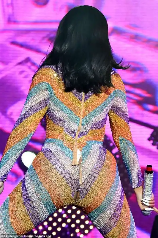 la tuta di cardi b cede dopo troppo twerking