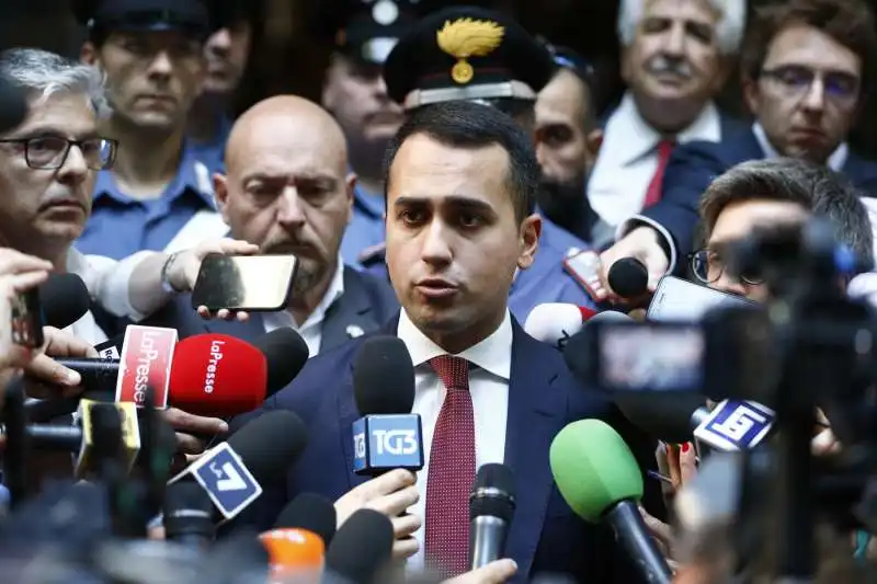 luigi di maio davanti al mise dopo l'incontro con i vertici whirpool 1